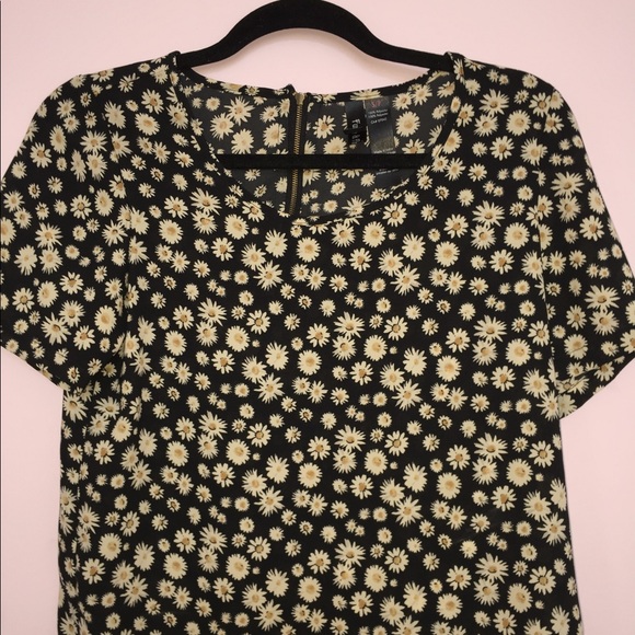 FREE WITH BUNDLE: Floral Top (3 for $20) - Picture 1 of 3